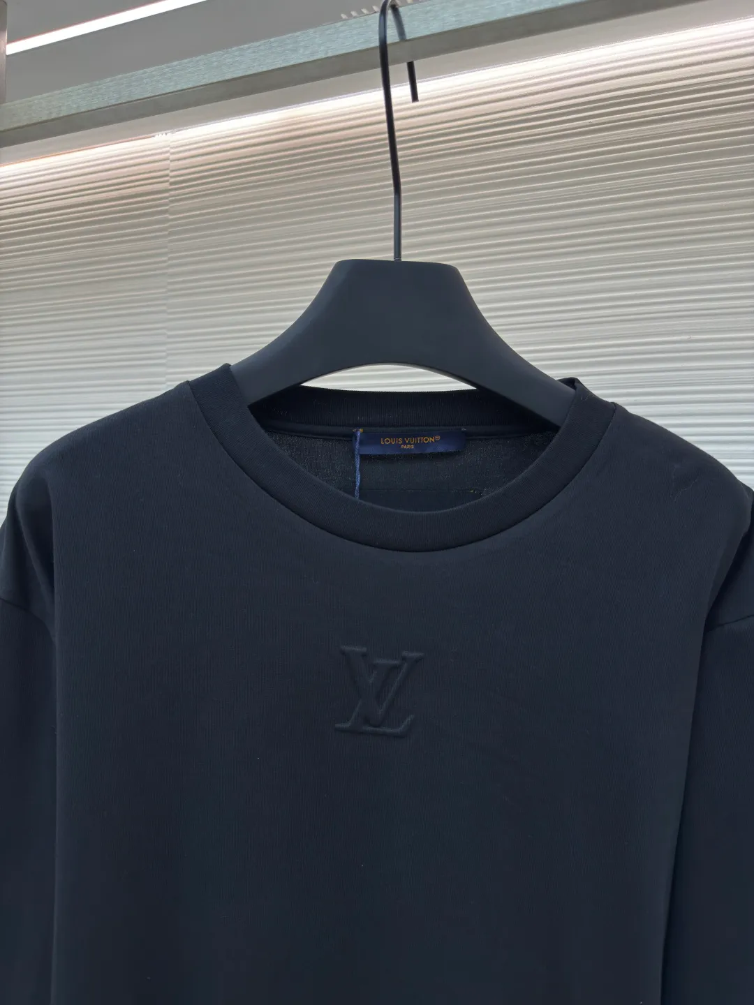 LOUIS VUITTON dark pattern embossed long sleeves ●Authentic product: purchased and developed at 5790 ●Item number: 1680170-A20 ●Fabric: pure cotton fabric ●Technology: embossed production ●Version: fitted version ●Weight: about 285 grams ●Size: XS-S-M-L ●Description: The fabric is made of 40s double-stranded long-staple cotton yarn plain weave dust-etched wool technology, and the finished fabric is passed through a mercerizing machine to increase the gloss of the fabric. It is matched with 32s double-stranded cotton cover silk cylindrical open-width rib front panel for stamping and filling process. After low-temperature stamping, the inside is filled with 3.5-mile thick sponge. The sponge is cut by laser burning to create the pattern. The bottom surface is directly sealed with low-temperature hot melt glue at 80°C through an integrated operation. The bottom material is machine washable. The overall routing is straight and delicate, the fabric is comfortable and soft, the color is consistent and there is no color difference, it can be matched with the same style to create a fashionable look, and can be used in various occasions, customized accessories, complete with three standards, the same style for men and women!